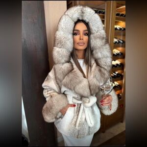 Absolutely stunning mink coat with fox sleeves/brand new!